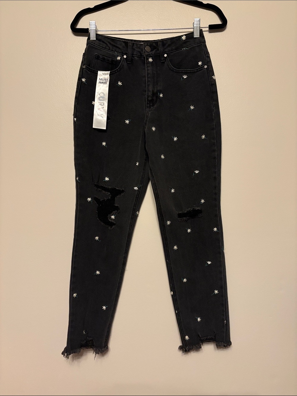 Tinseltown Daisy Embroidered Women’s Jeans. Size 5. NWT